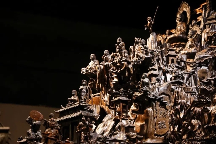 烏木博物館中展出的烏木雕刻藝術品《西游記》（局部）。本報記者 伊霄攝