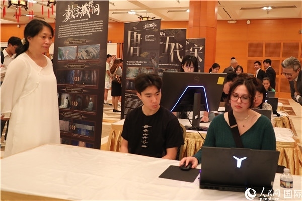 在活動現(xiàn)場，當?shù)孛癖婓w驗“數(shù)字藏經(jīng)洞”云游戲，沉浸式體驗敦煌文化。 人民網(wǎng)記者 李志偉攝