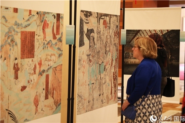 來賓在參觀敦煌高清攝影和壁畫高保真復制品。 人民網(wǎng)記者 李志偉攝