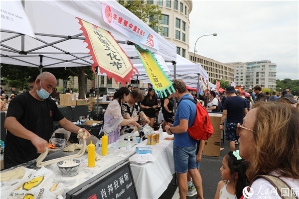 3、活動現(xiàn)場設(shè)置了眾多展臺。 人民網(wǎng)記者 李志偉攝