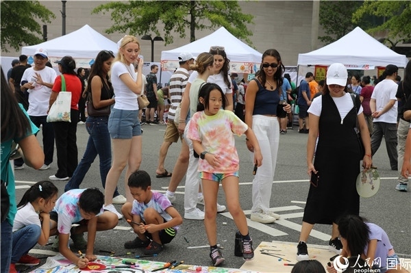 4、活動吸引了很多小朋友參加。 人民網(wǎng)記者 李志偉攝