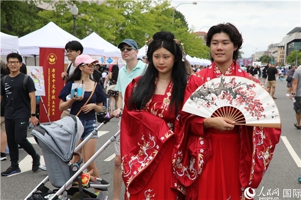 5、當(dāng)?shù)厝A僑華人身穿漢服參加文化節(jié)。 人民網(wǎng)記者 李志偉攝