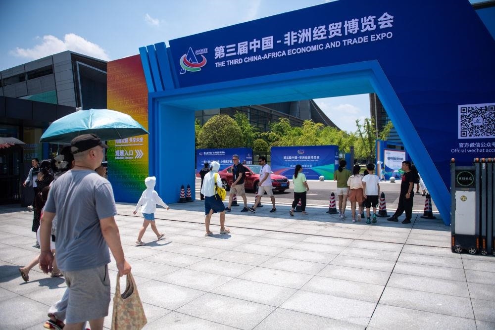 △2023年7月，在湖南長沙國際會展中心，觀眾進(jìn)入中非經(jīng)貿(mào)博覽會展會現(xiàn)場。