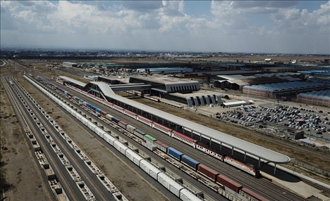 這是2023年9月20日在肯尼亞首都內(nèi)羅畢拍攝的蒙內(nèi)鐵路內(nèi)羅畢站（無(wú)人機(jī)照片）。新華社記者 韓旭 攝