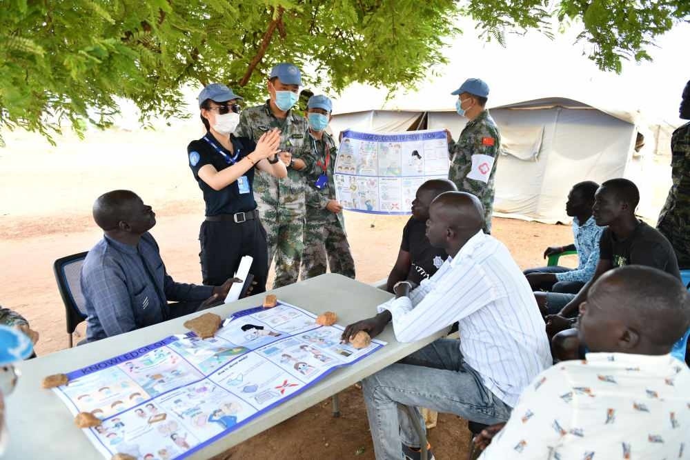 2020年3月，在南蘇丹首都朱巴，執(zhí)行聯(lián)合國維和任務(wù)的中國維和警察廖潔給當(dāng)?shù)鼐熘v解防疫知識。