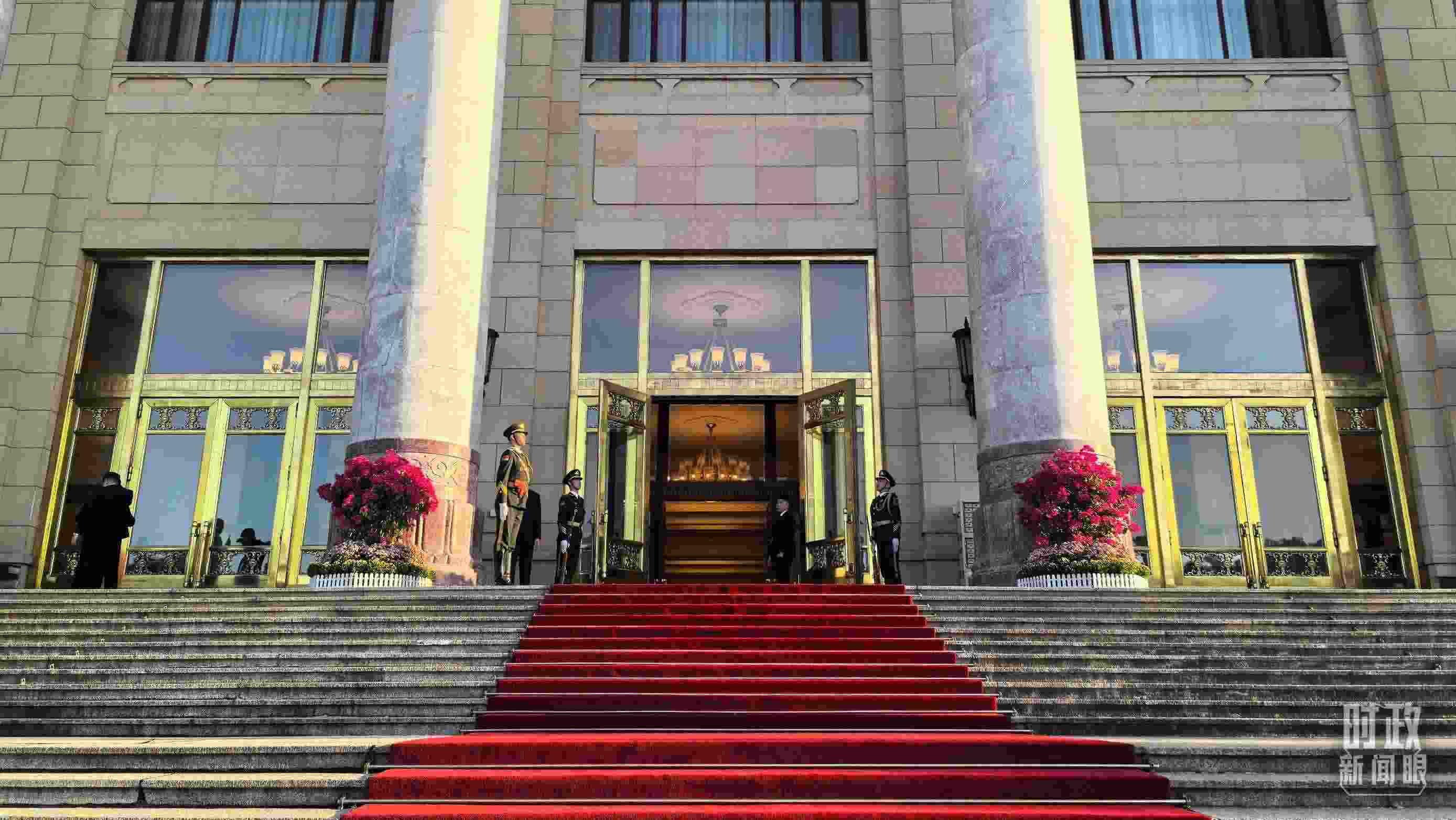 △人民大會(huì)堂外，禮兵列隊(duì)迎接貴賓。（總臺(tái)央視記者陸泓宇拍攝）