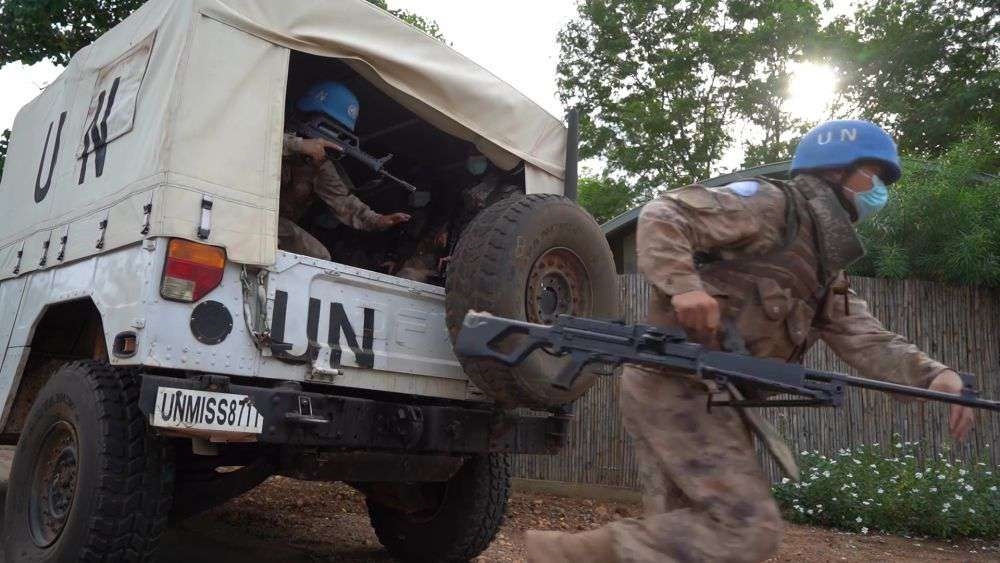 2022年7月27日，中國第八批赴南蘇丹（朱巴）維和步兵營百人防暴隊抵達預(yù)定區(qū)域，進行綜合防衛(wèi)演練。針對南蘇丹社會安全問題及近期在剛果（金）東部地區(qū)發(fā)生的針對聯(lián)合國剛果（金）穩(wěn)定特派團的抗議示威活動，中國第八批赴南蘇丹（朱巴）維和步兵營于日前組織UN HOUSE（聯(lián)合國之家）綜合防衛(wèi)演練，以應(yīng)對可能出現(xiàn)的難民涌入、營門遇襲、暴恐威脅等突發(fā)情況。