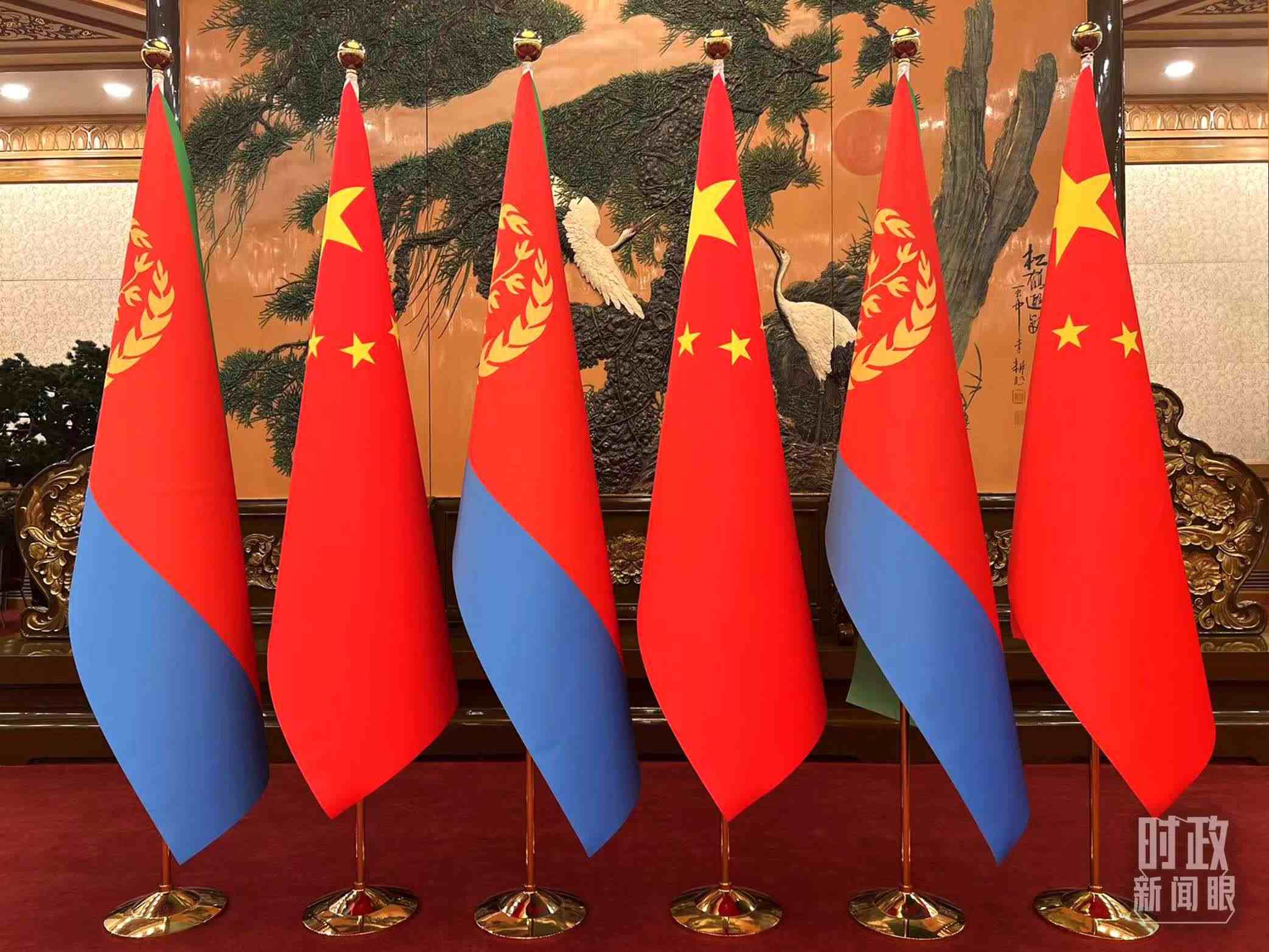 △會(huì)見現(xiàn)場(chǎng)擺放的中國和厄立特里亞兩國國旗。（總臺(tái)央視記者趙婷拍攝）