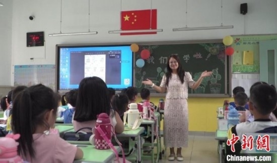 圖為衡水市新苑小學(xué)，老師正在給學(xué)生講開學(xué)第一課的內(nèi)容。王天祥 攝