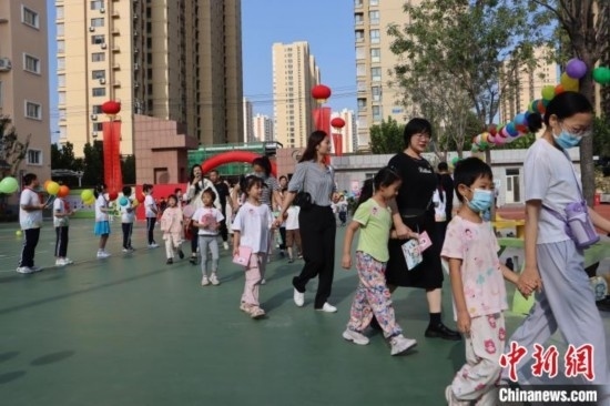 圖為衡水市新苑小學(xué)，小學(xué)一年級新生佩戴“夢想徽章”后，步入校園 。王天祥 攝
