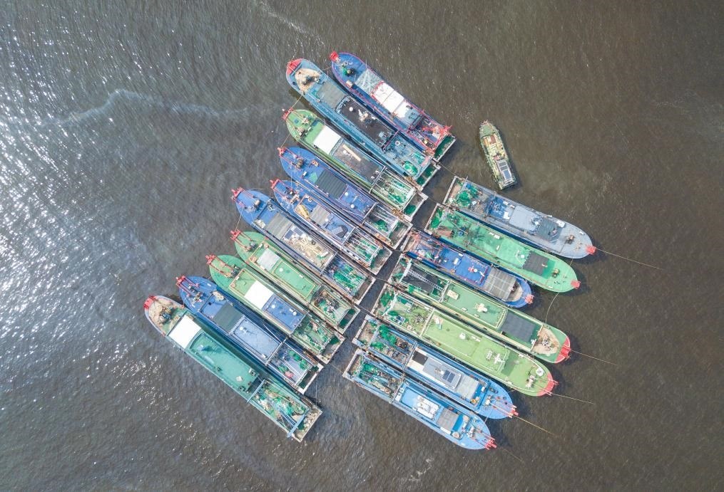 9月4日，船只在海南省?？谑行赂鄞a頭停靠避風（無人機照片）。新華社記者 蒲曉旭 攝