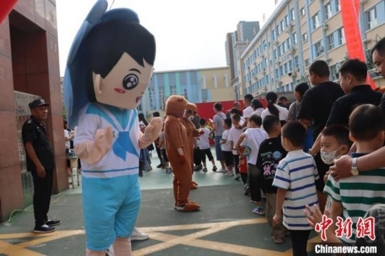 圖為衡水市新苑小學(xué)，老師穿上玩偶服裝歡迎新生入學(xué)。王天祥 攝