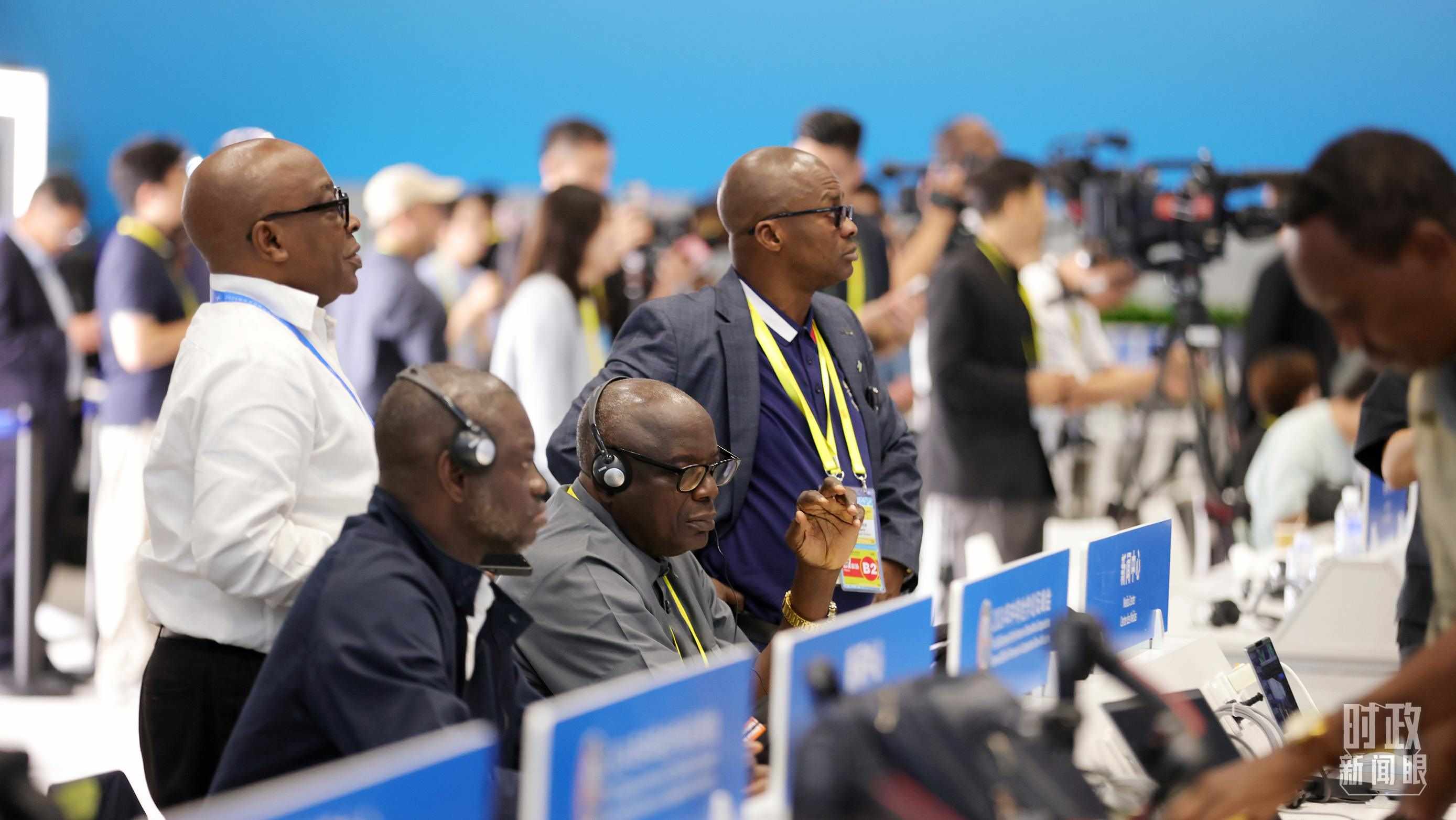  △媒體記者在人民大會堂和新聞中心參與峰會報道。（總臺央視記者范一鳴、魏幫軍拍攝）