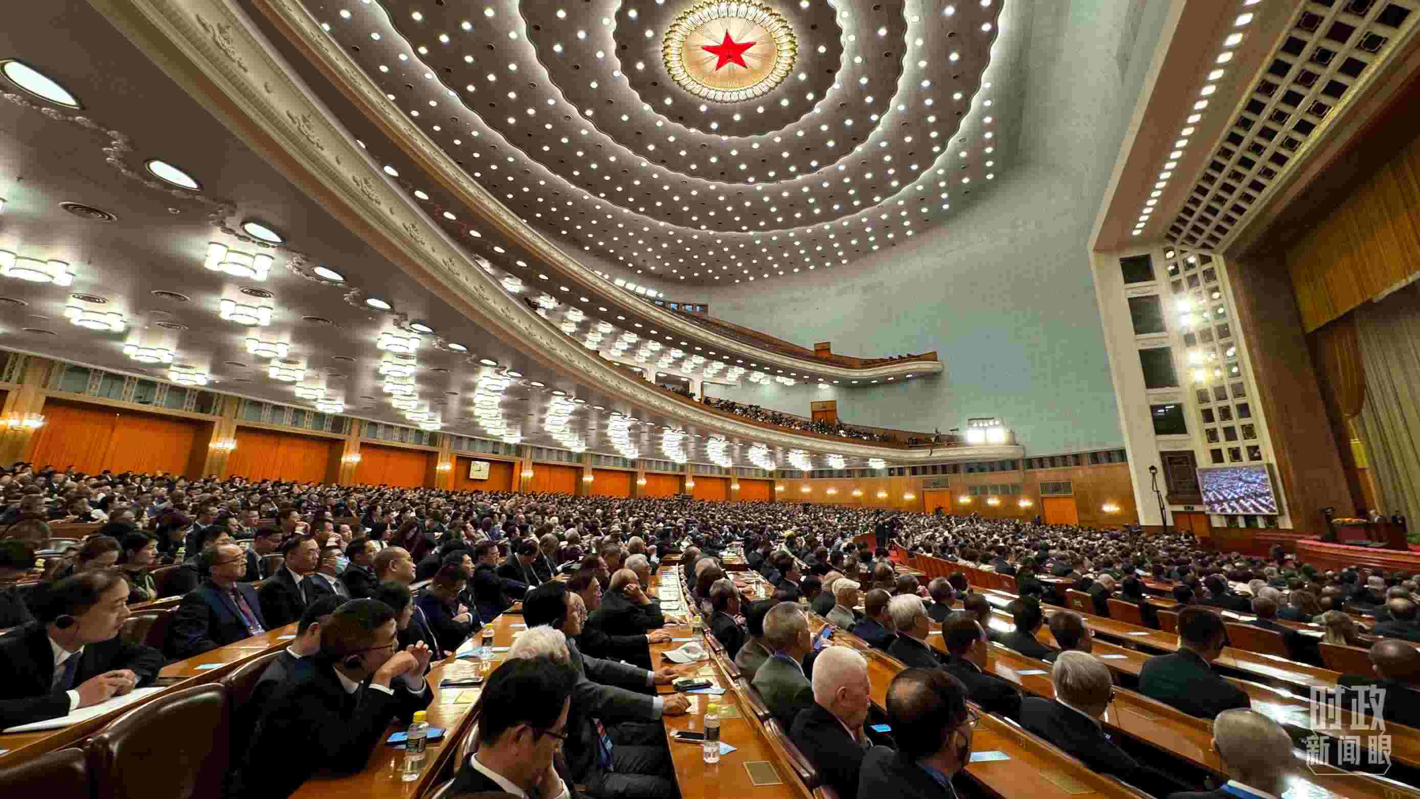  △中非合作論壇非方成員國國家元首、政府首腦、代表團團長及國際和地區(qū)組織負責人等中外各界人士3200余人出席開幕式。（總臺央視記者蔣碩拍攝）