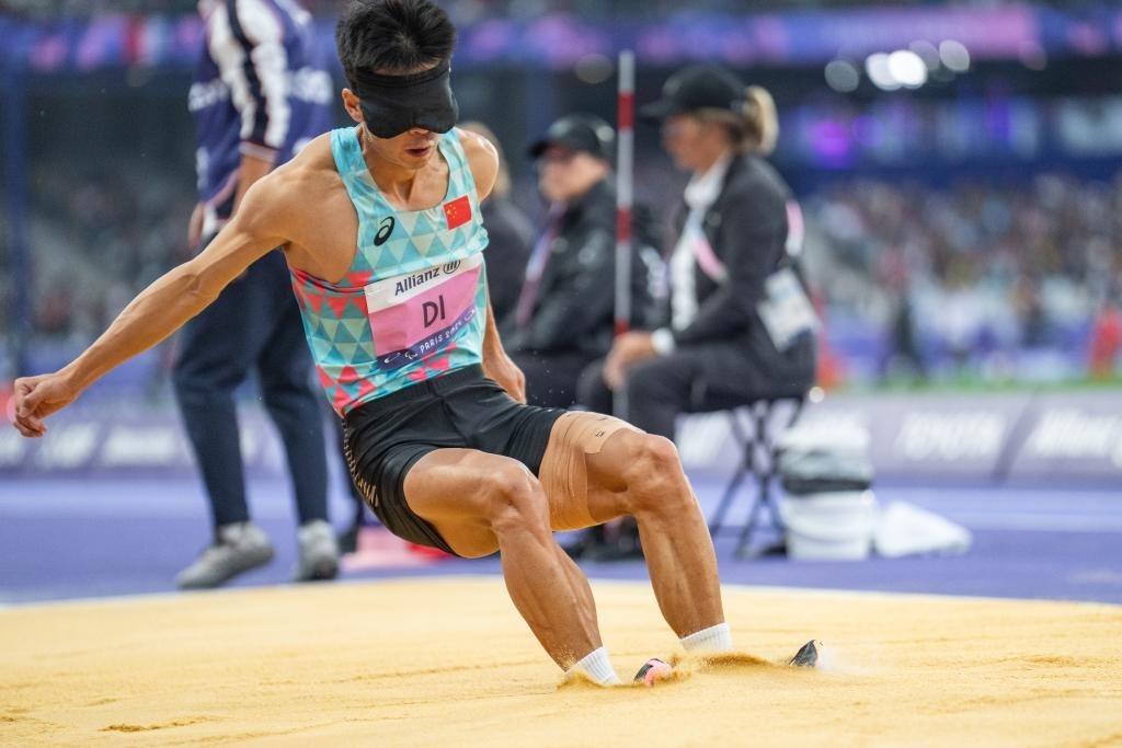8月30日，邸東東在巴黎殘奧會(huì)田徑男子跳遠(yuǎn)T11級(jí)決賽中試跳。新華社記者 黃偉 攝