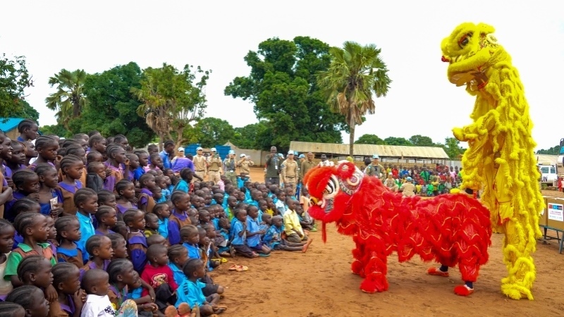 舞獅活動引發(fā)現(xiàn)場熱烈掌聲。謝坤攝