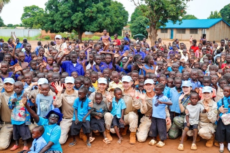 維和官兵與學生進行合影。殷亦豪攝