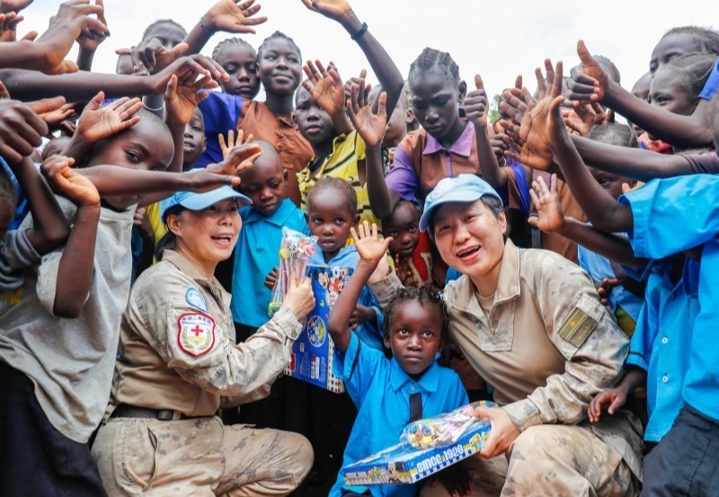 學生對中國官兵援助表達感謝。王皓宇攝