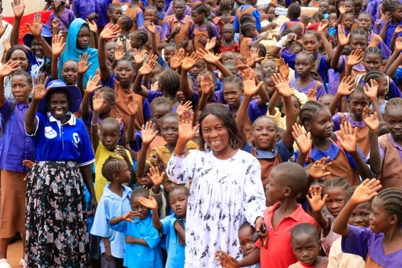 學校師生送別維和官兵。王軍杰攝