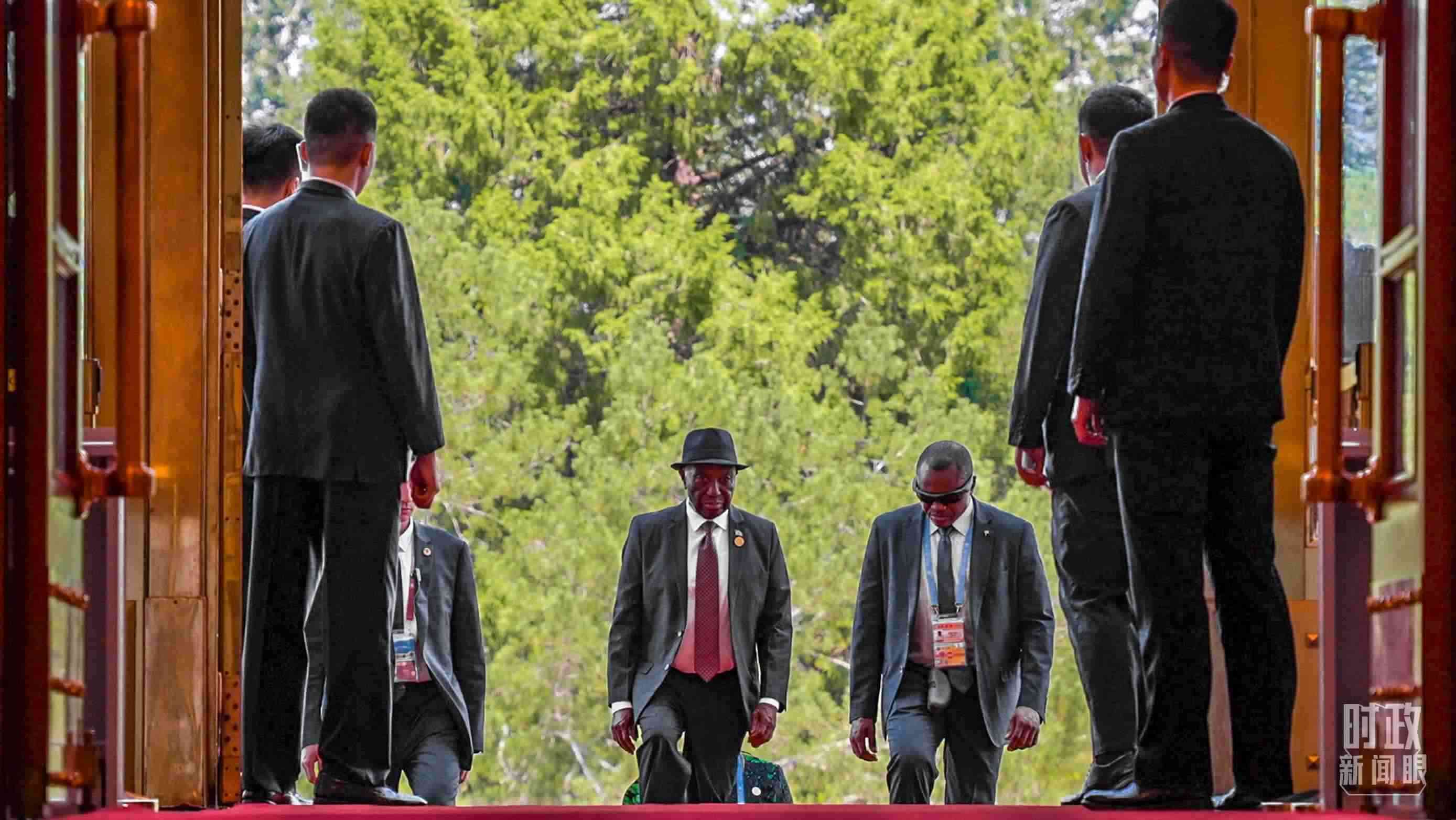 利比里亞總統(tǒng)博阿凱步入人民大會堂。（總臺央視記者蔣碩拍攝）