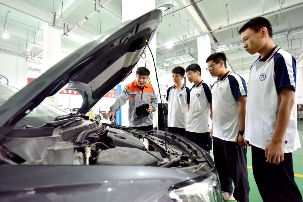 2024年6月7日，河北省邢臺(tái)市威縣職業(yè)技術(shù)教育中心教師在指導(dǎo)學(xué)生學(xué)習(xí)汽車維修技術(shù)。新華社記者 王曉 攝