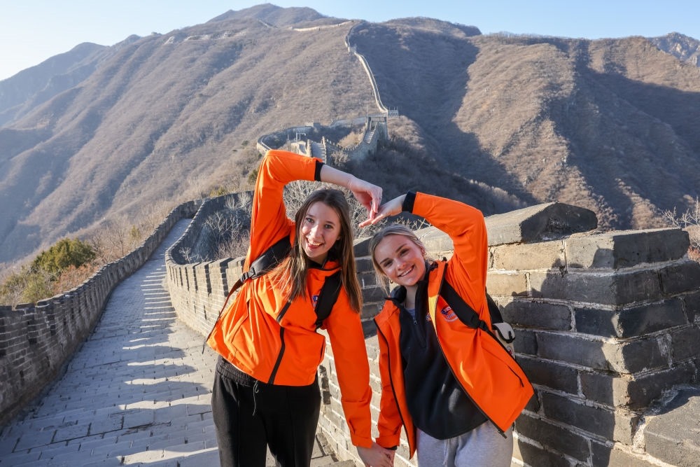 2024年3月20日，美國(guó)華盛頓州中學(xué)生代表團(tuán)的成員在北京慕田峪長(zhǎng)城留影。新華社記者 殷剛 攝
