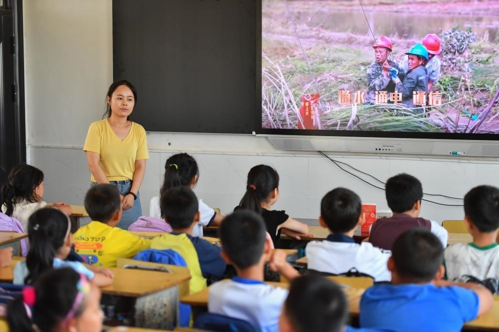 今年夏天，湖南華容縣等地遭受洪澇災(zāi)害。9月，華容縣一所學(xué)校，老師通過講述防災(zāi)救災(zāi)故事，引導(dǎo)孩子們知情、共情，汲取成長的力量。