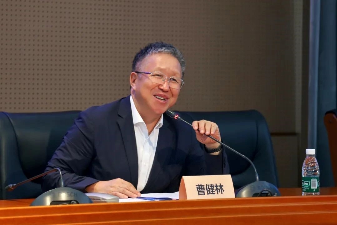 科技部原副部長、十三屆全國政協(xié)教科衛(wèi)體委員會副主任、現(xiàn)任季華實驗室理事長、主任曹健林致辭。主辦方供圖