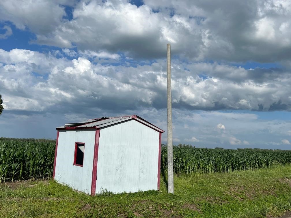 林甸縣一處保護(hù)水源井的鐵皮房出現(xiàn)破損，未見配套設(shè)備。新華社記者董寶森攝