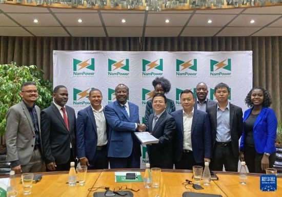 9月9日，在納米比亞首都溫得和克，嘉賓在簽字儀式后合影。新華社發(fā)（江西國際供圖）