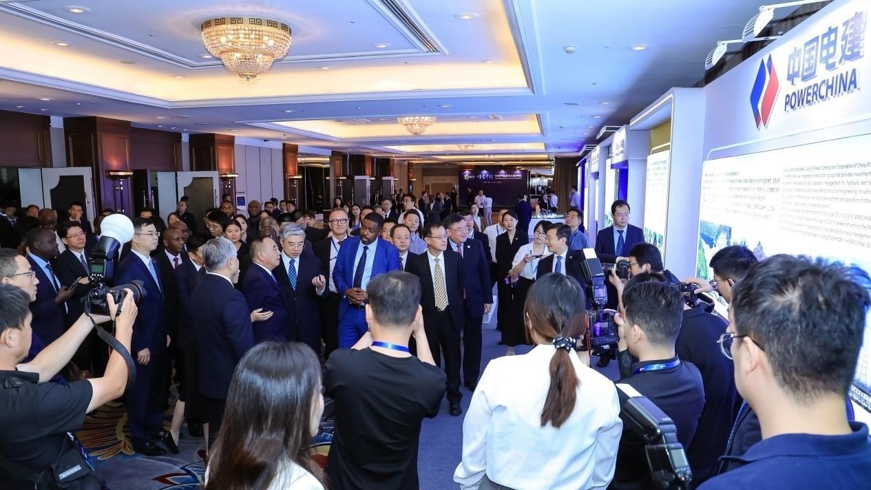 與會(huì)嘉賓參觀主題展覽。主辦方供圖