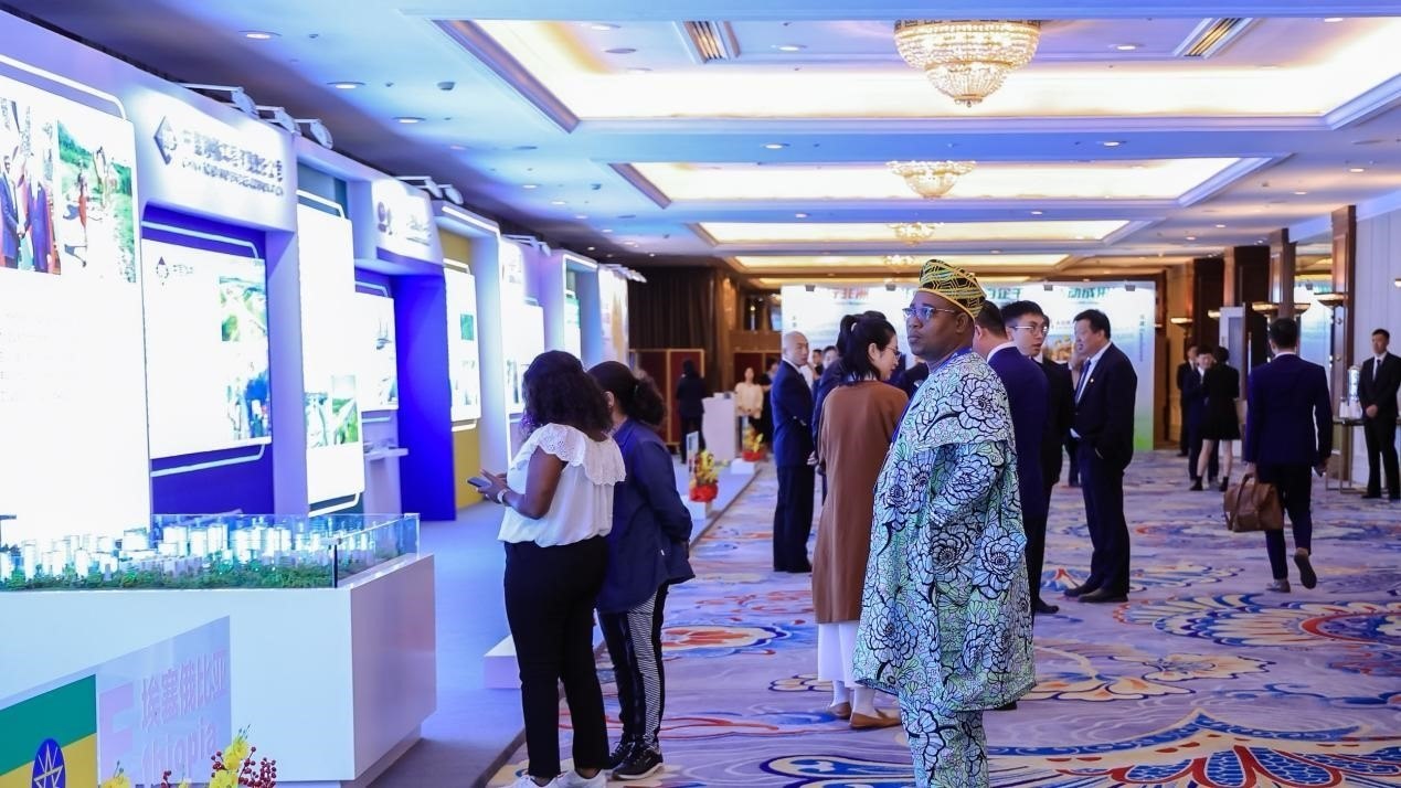 與會(huì)嘉賓參觀主題展覽。主辦方供圖