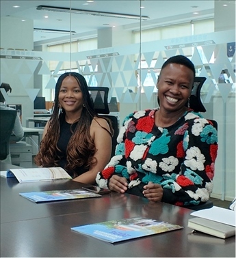 支隊(duì)成員在CGTN非洲總站與當(dāng)?shù)赜浾呓涣?。穆瑞瑩攝