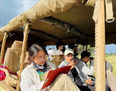 支隊(duì)成員開(kāi)展長(zhǎng)頸鹿監(jiān)測(cè)國(guó)際志愿工作。林源攝