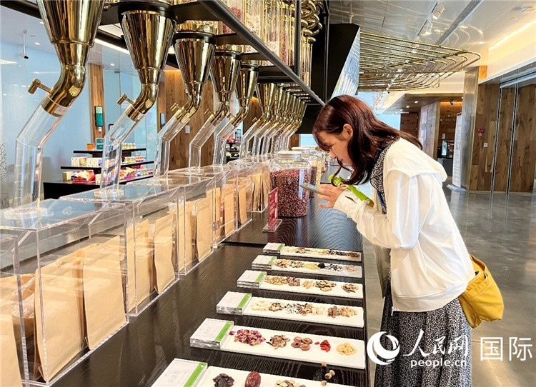 4. 代表團團員對新中式茶飲的食材充滿興趣。（人民網記者陳思 攝）