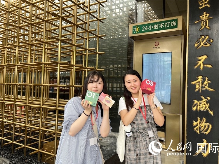 5. 代表團團員展示通過無人售藥機購買的盲盒。（人民網記者陳思 攝）