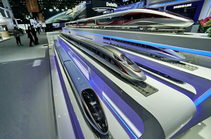 2024年9月11日拍攝的國家會議中心會場內的展臺。新華社記者 李欣 攝