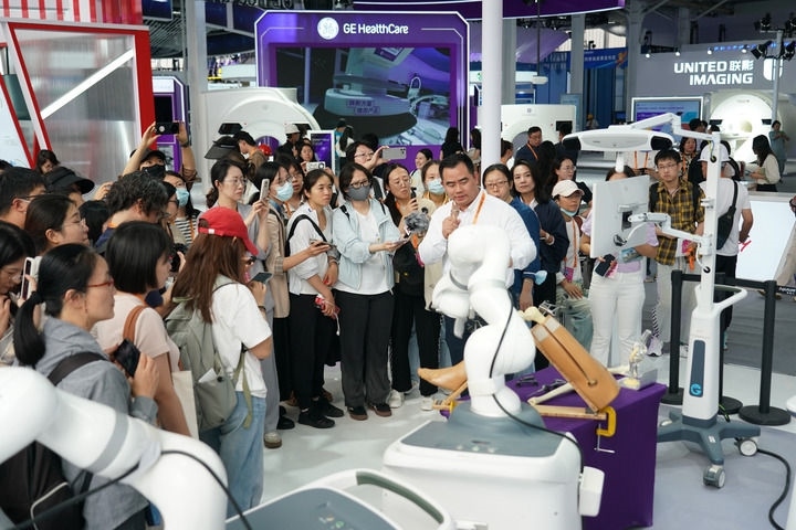 2024年9月11日，記者在服貿會首鋼園區(qū)健康衛(wèi)生服務館采訪。新華社記者 張晨霖 攝