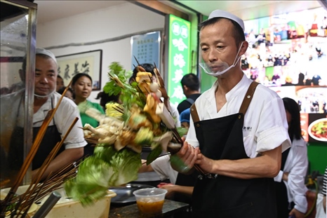 店員準備制作天水麻辣燙。新華社記者 范培珅 攝