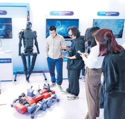 普陀區(qū)“中華武數(shù)”科創(chuàng)集市上，展位工作人員在向觀眾展示機(jī)器人。資料圖片