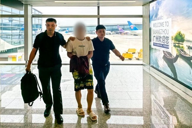 一名潛逃柬埔寨的犯罪嫌疑人被押解回國。公安部供圖