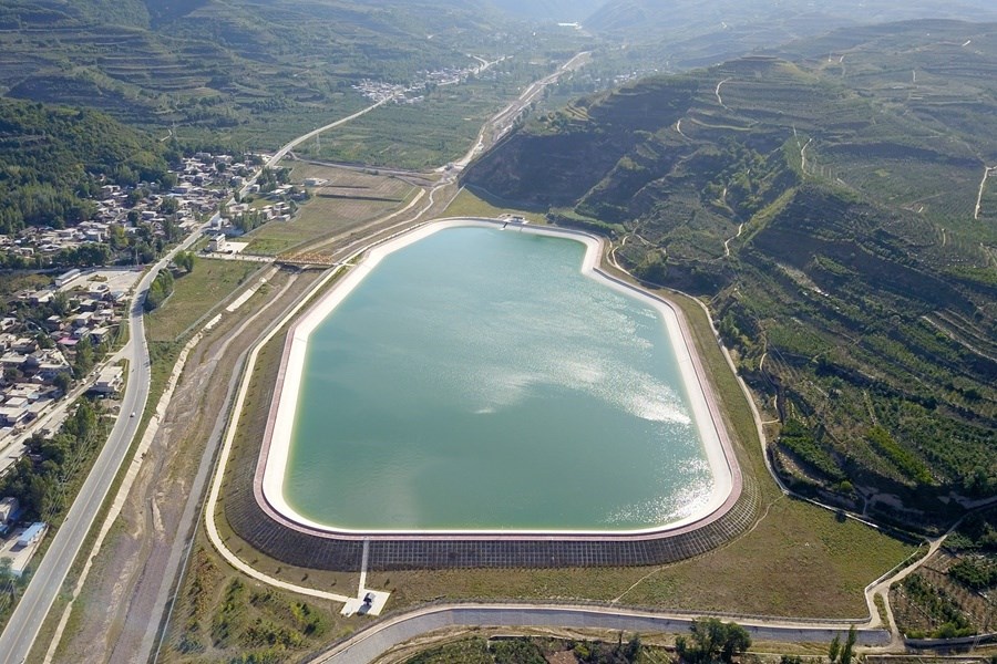 這是在天水市拍攝的已投用的天水城區(qū)引洮供水工程楊家灣調(diào)蓄水池（無人機(jī)照片）。新華社記者 范培珅 攝