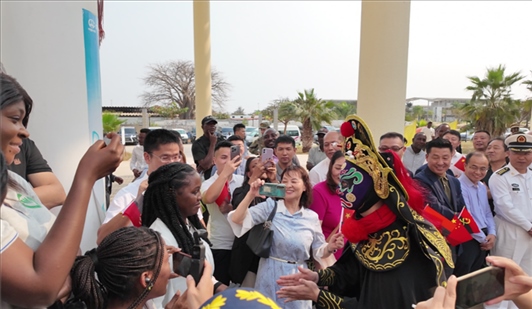 川劇變臉《蜀風(fēng)妙韻》。內(nèi)圖大學(xué)孔子學(xué)院供圖