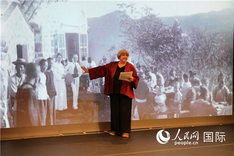 2、美國“鼓嶺之友”代表穆言靈講述友好故事。 人民網(wǎng)記者 李志偉攝