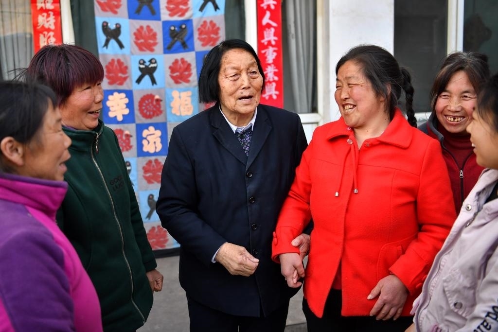 2019年3月23日，申紀(jì)蘭（左三）在山西省平順縣西溝村與村民分享全國兩會(huì)精神。新華社記者 曹陽 攝