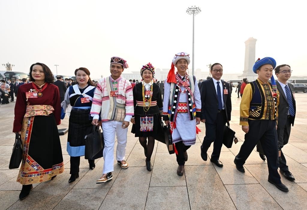 2023年3月5日，第十四屆全國人民代表大會(huì)第一次會(huì)議在北京人民大會(huì)堂開幕。這是全國人大代表走向會(huì)場(chǎng)。新華社記者 陳益宸 攝