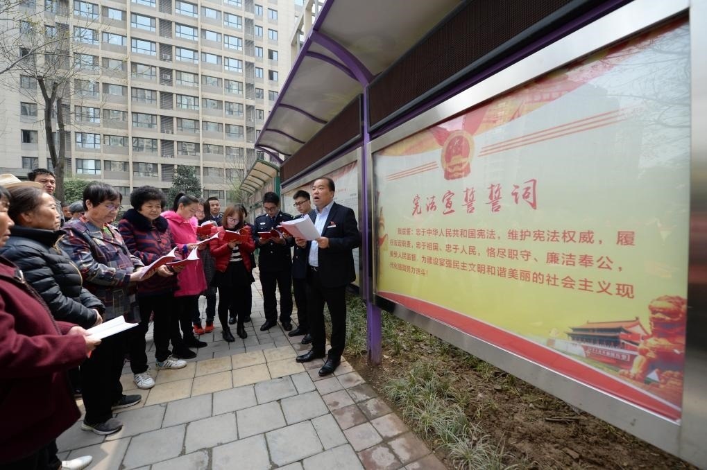 2018年3月20日，陜西寶倫律師事務(wù)所專職律師白銀濤（右一）在西安華遠(yuǎn)君城社區(qū)宣傳憲法知識(shí)。新華社記者 李一博 攝
