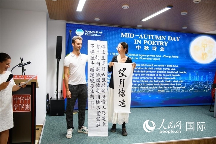 現(xiàn)場的羅馬尼亞書法愛好者書寫并展示作品。傅永山攝