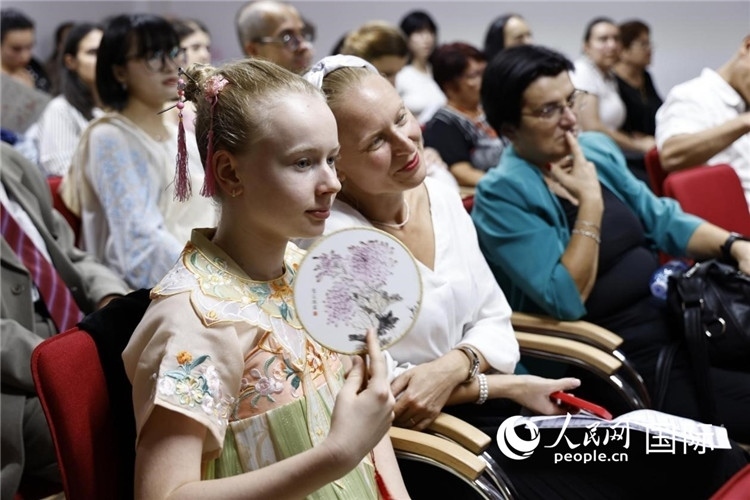 現(xiàn)在嘉賓觀看表演。傅永山攝