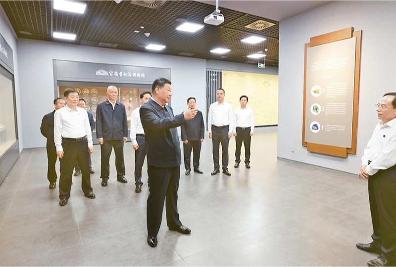 2024年9月10日，中共中央總書記、國家主席、中央軍委主席習(xí)近平在前往甘肅考察途中，來到陜西省寶雞市參觀寶雞青銅器博物院。 新華社記者 王曄/攝